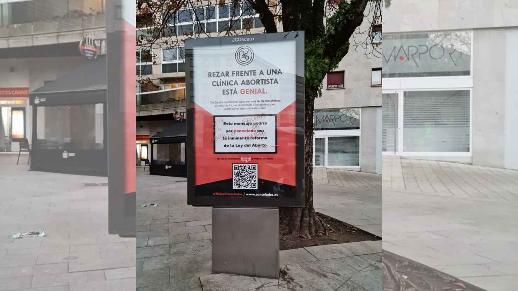 Cartel de la campaña antiabortista en un mupi de Vigo.