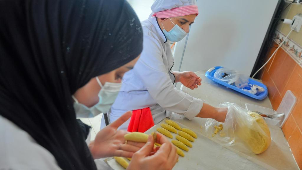 Trabajadoras de Multaka Rayahin preparando dulces.