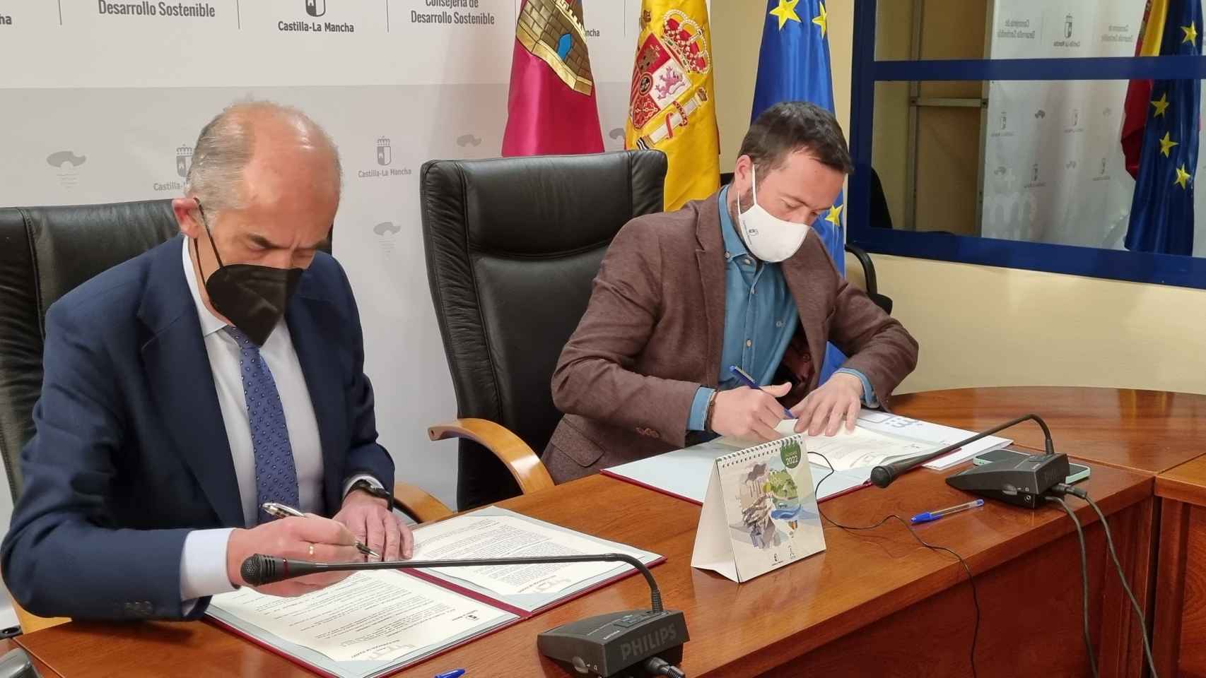 Firma del convenio entre la Consejería de Desarrollo Sostenible y la Real Fundación de Toledo. Foto: JCCM