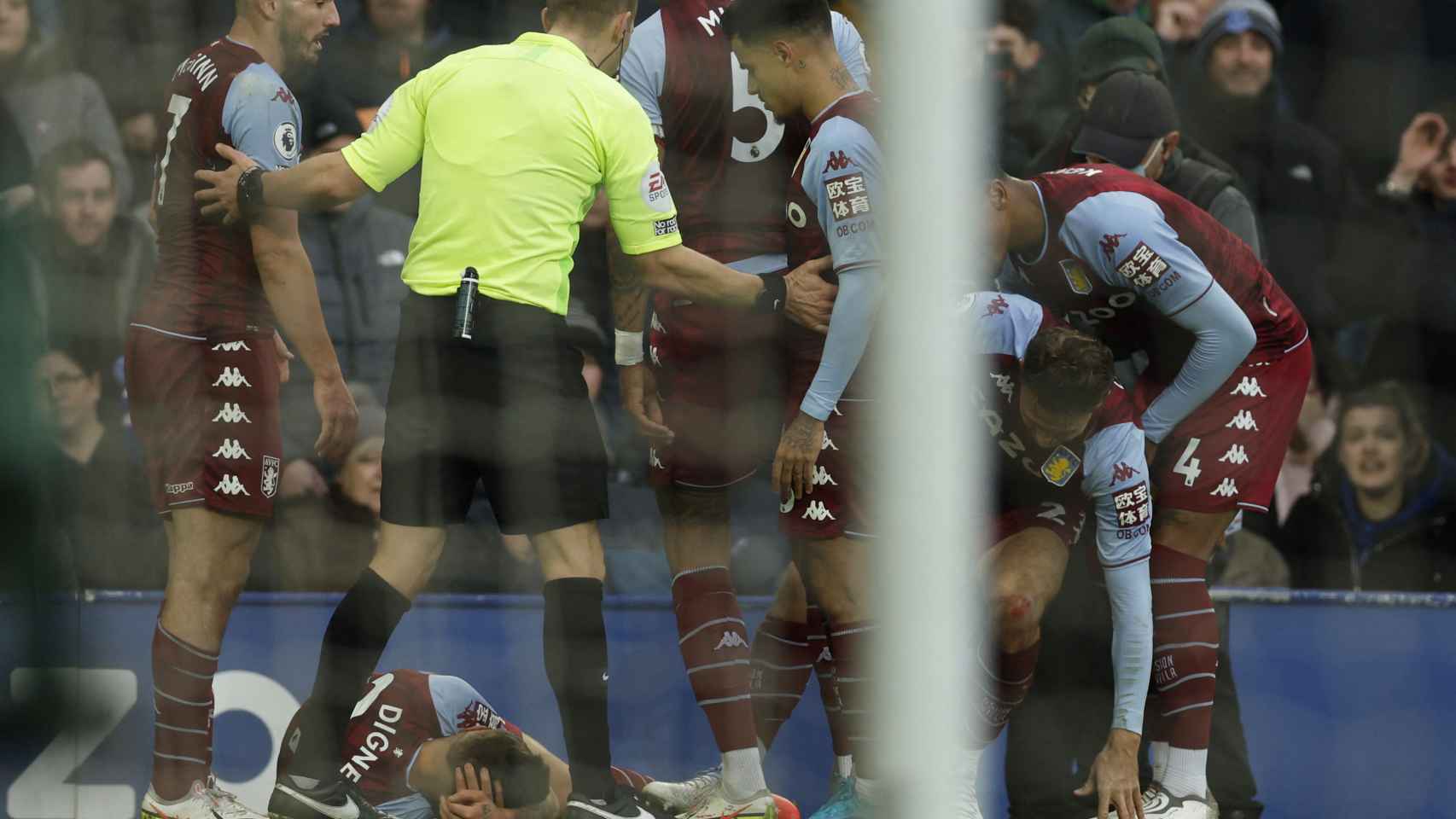 Lucas Digne, tendido en el suelo durante el Everton - Aston Villa tras un botellazo de un aficionado