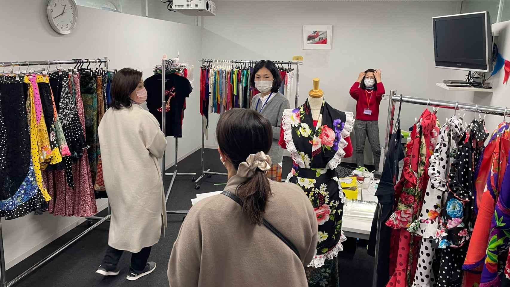 Japonesas en un 'showroom' de moda flamenca andaluza.