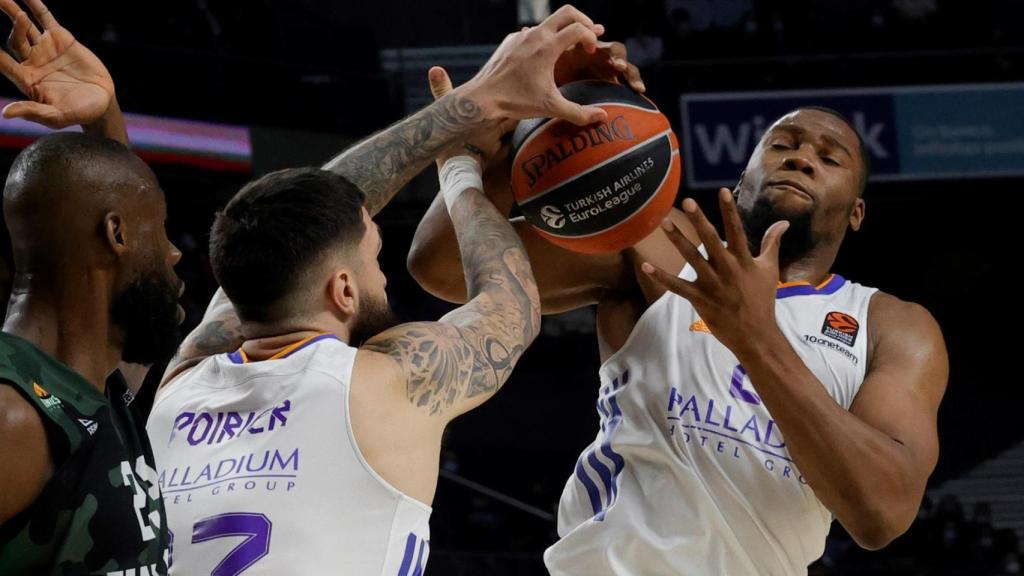 Poirier y Yabusele peleando un rebote en el Real Madrid - Unics Kazan