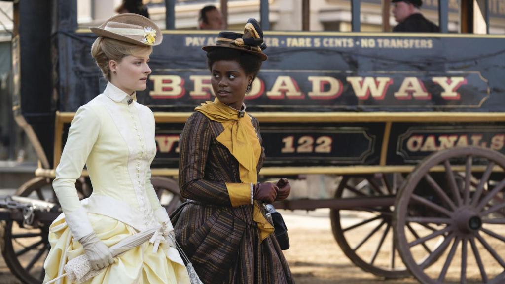 Louisa Jacobson y Denée Benton en 'La Edad Dorada'.