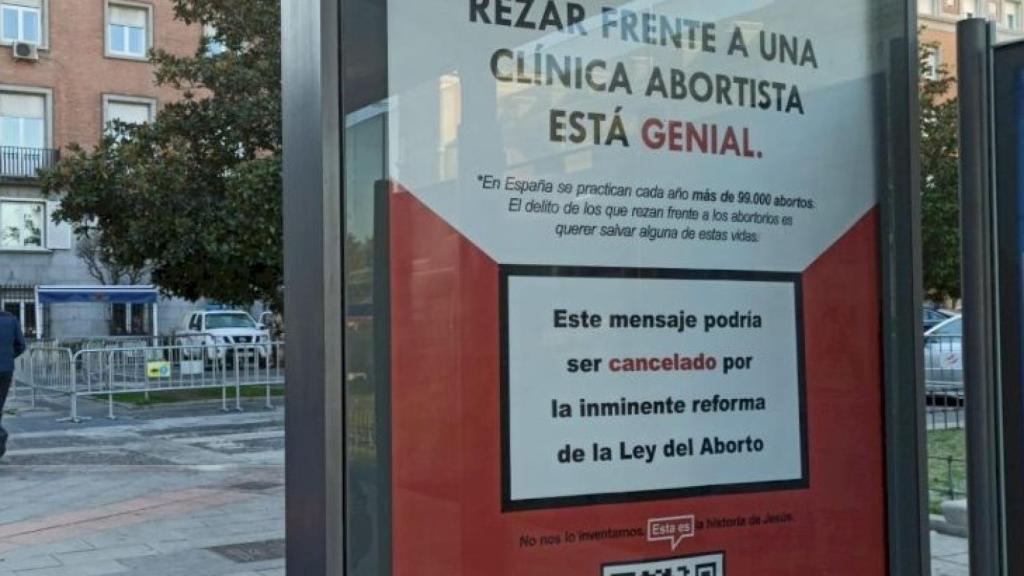 Campaña publicitaria en una marquesina