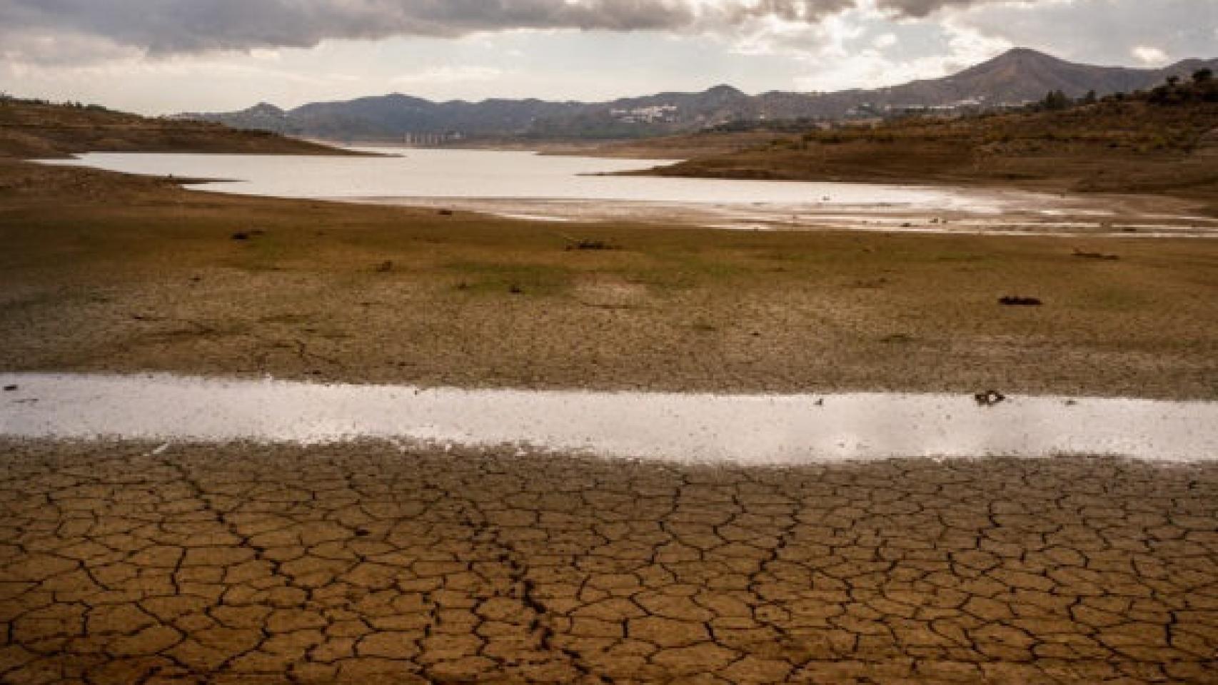 Tierra agrietada por la sequía.