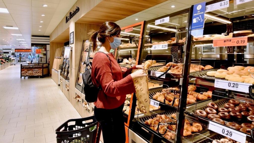 Interior de un supermercado LIDL. EP