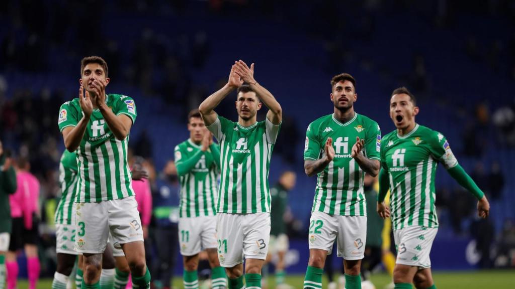 Los jugadores del Real Betis saludando a la grada