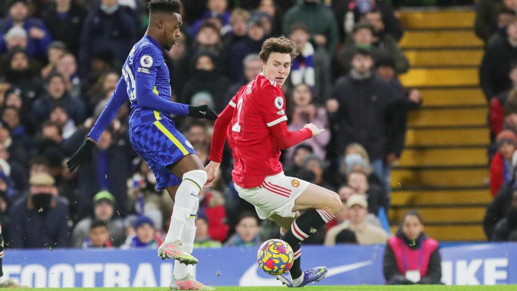 Callum Hudson-Odoi disputa el balón con Victor Lindelof durante un Chelsea - Manchester United