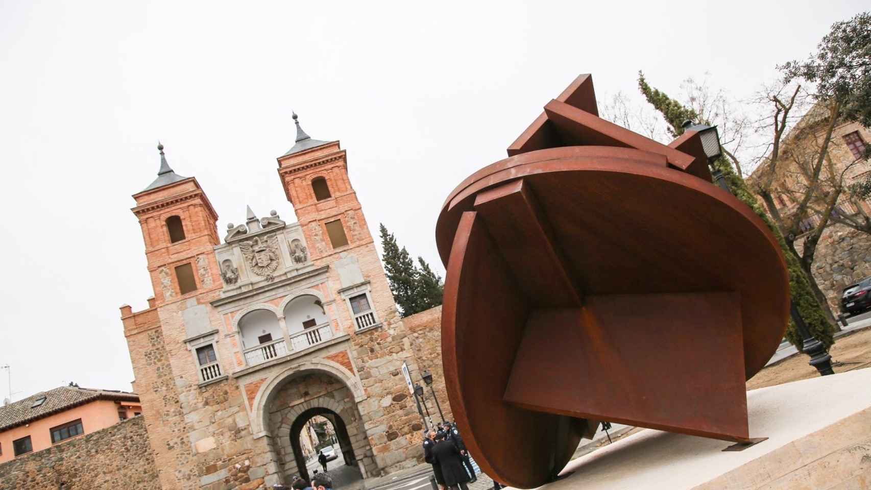 Vandalizan la escultura de Canogar en memoria de las víctimas de la pandemia en Toledo