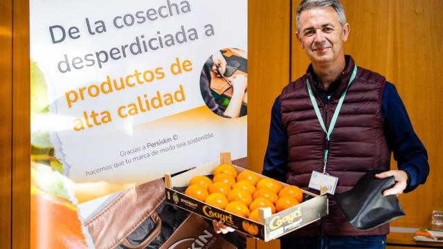 La compañía Laserfood ha desarrollado el textil Persiskin, avalado por el instituto tecnológico Aitex. Jaime Sanfelix, CEO de la startup, posa junto al nuevo material sostenible.