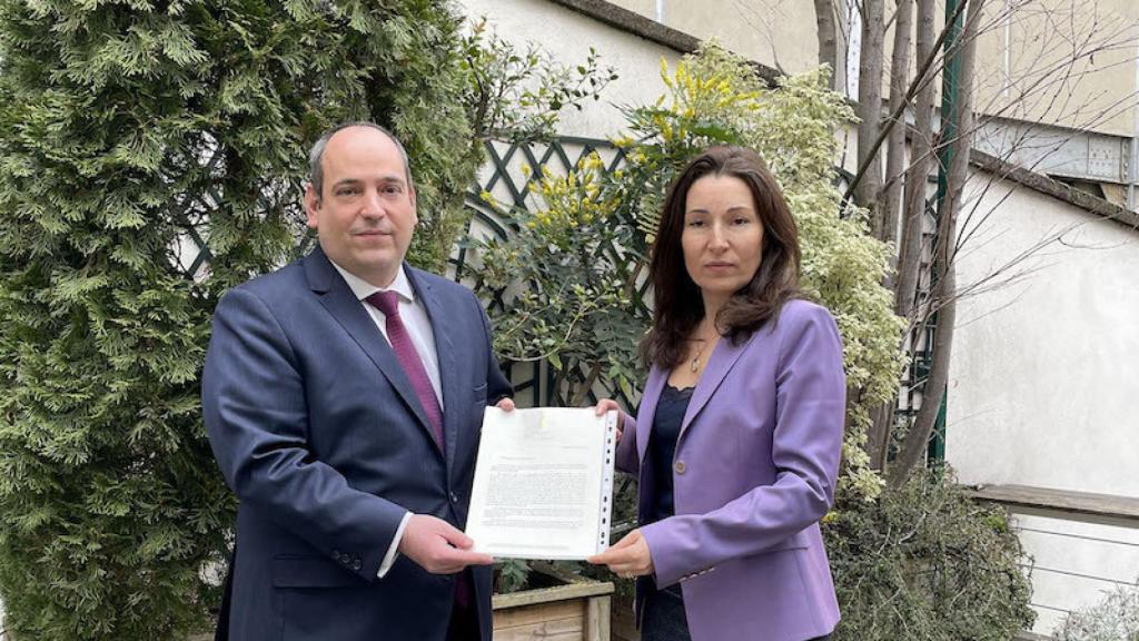 La embajadora de Serbia en Francia presenta la candidatura de Belgrado.