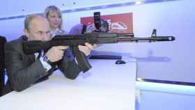El presidente ruso, Vladímir Putin, disparando un rifle de asalto.