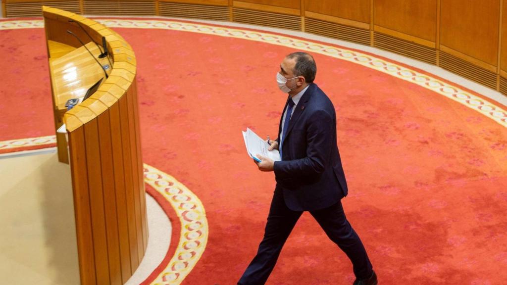 El titular de la Consellería de Sanidade, Julio García Comesaña, comparece en el Parlamento gallego, en una foto de archivo.