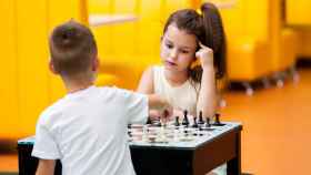 Niños jugando al ajedrez en una imagen de archivo.