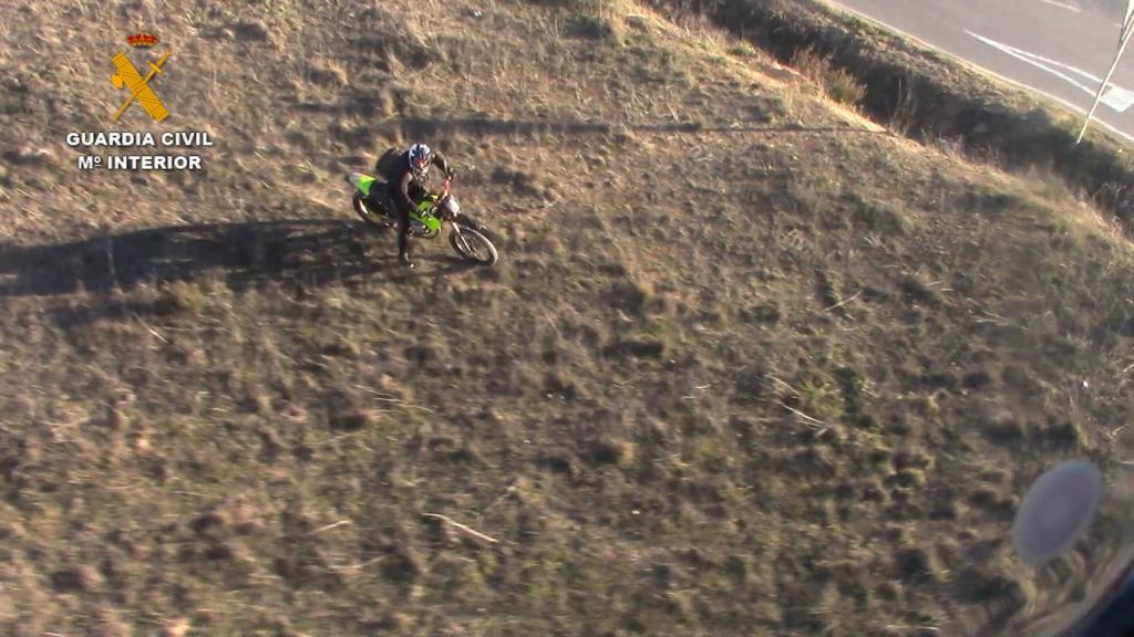 Seguimiento de la motocicleta a la fuga desde el helicóptero de la Guardia Civil