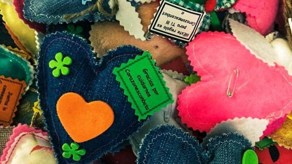 Corazones de tela que se entregarán a quienes realicen donaciones