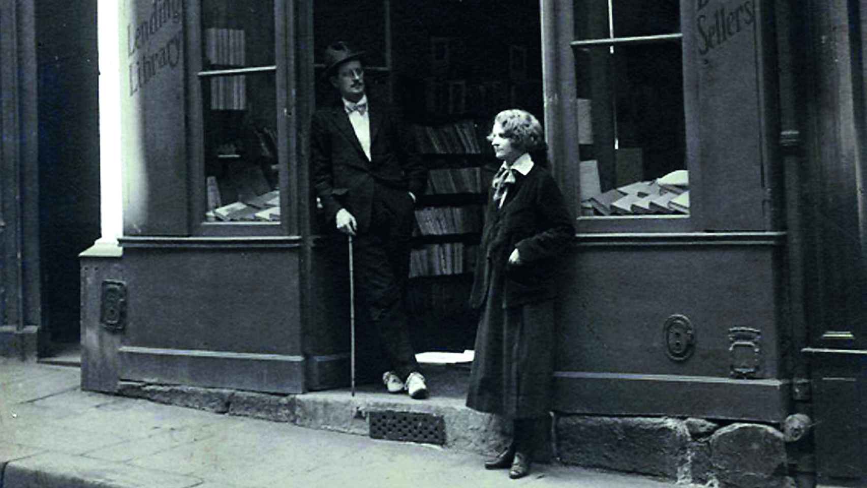 Joyce y Sylvia Beach en la puerta de la librería Shakespeare and Company, en París