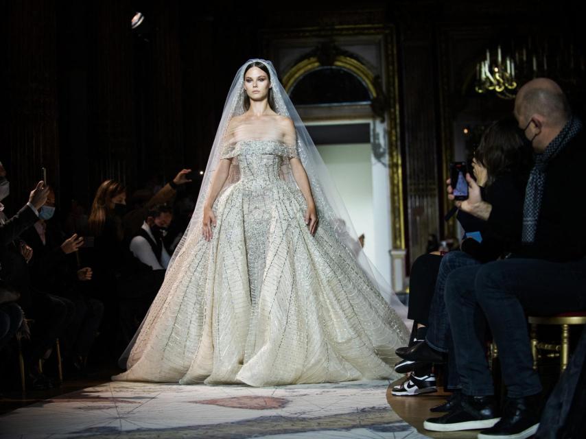 Zuhair Murad y Jean Paul Gaultier llenan de piratas y sirenas la pasarela de haute couture de Paris