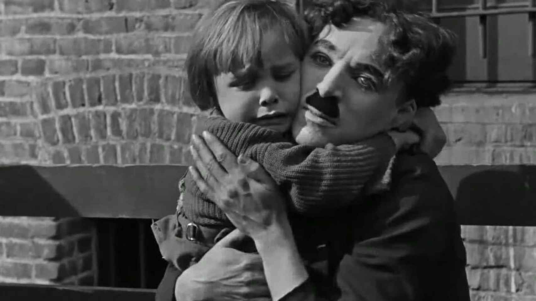 Charles Chaplin y Jackie Coogan en una escena de 'El chico', de Charles Chaplin