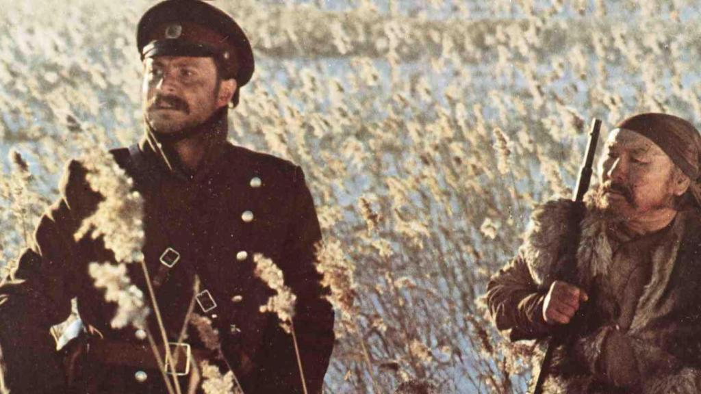 Maksim Munzuk (d) y Yuriy Solomin (i) en una escena de 'Dersu Uzala', de Akira Kurosawa