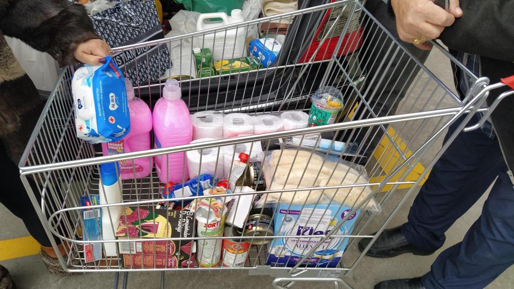 Un matrimonio muestra su carrito de la compra con los productos de Mere que echarán de menos.