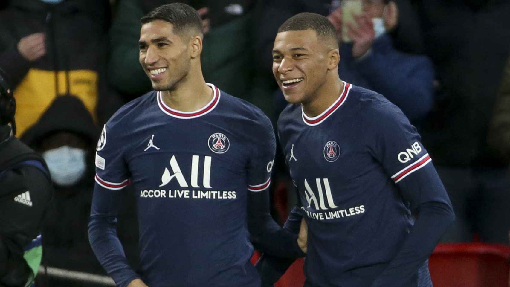 Achraf Hakimi y Kylian Mbappé celebran un gol del PSG en la temporada 2021/2022