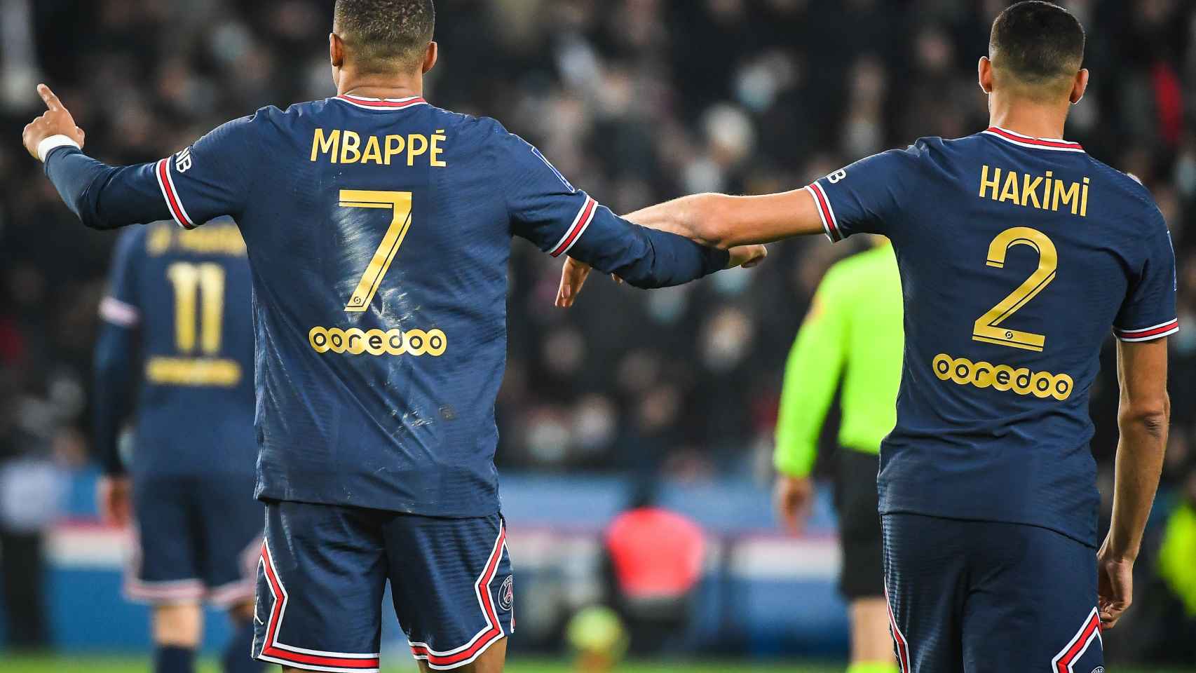 Kylian Mbappé y Achraf Hakimi, en un partido del PSG de la temporada 2021/2022
