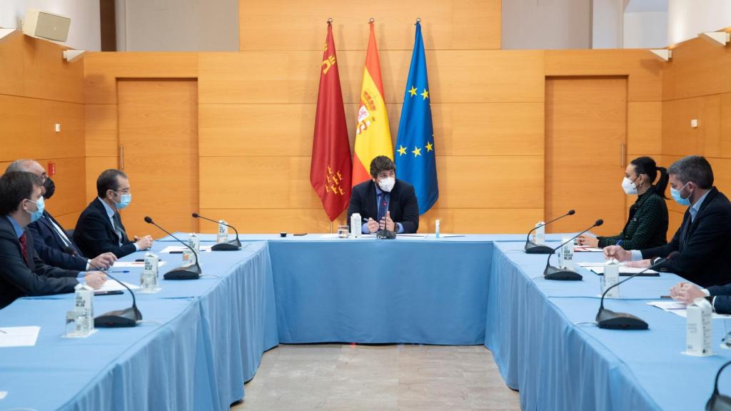 El presidente murciano, López Miras, este miércoles, presidiendo la reunión con Agrupal.