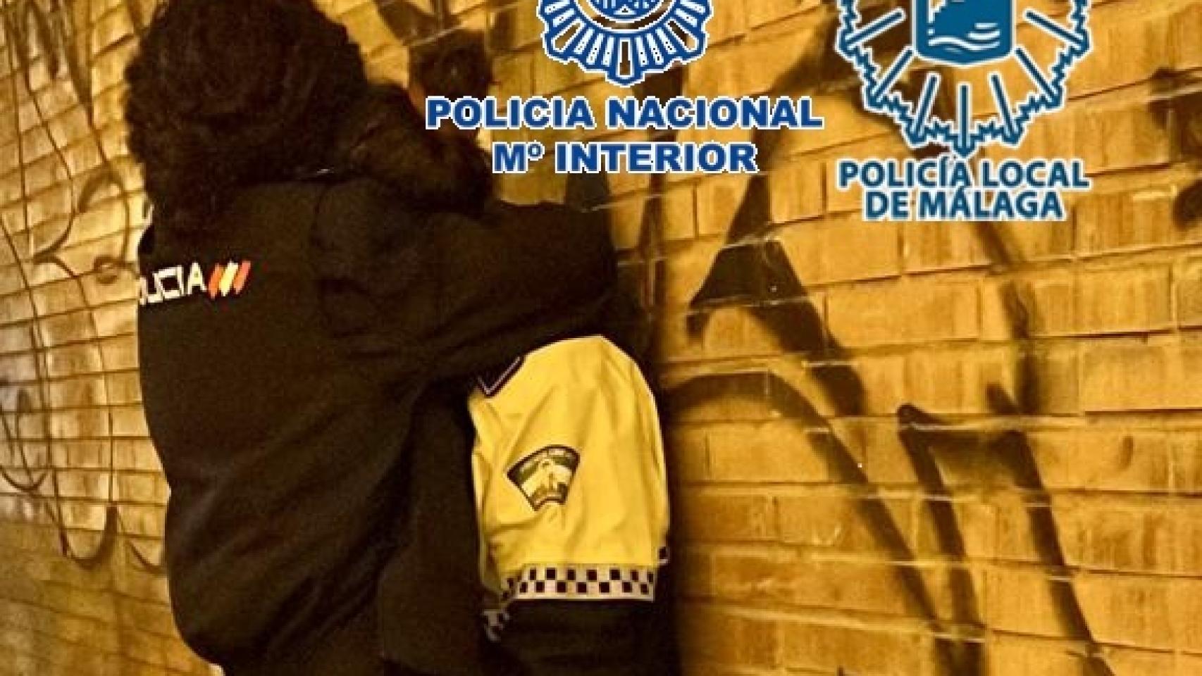 Las víctimas abrazadas con prendas policiales entregadas por los agentes.