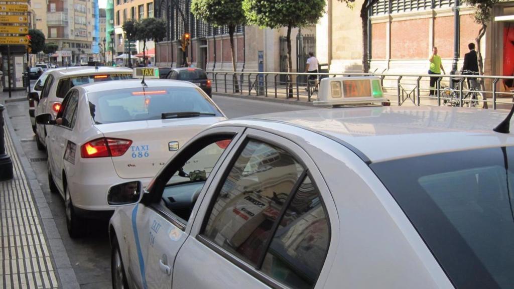 Taxis estacionados junto al Mercado de Atarazanas, en el Centro de Málaga.