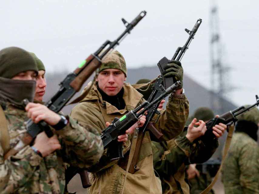 Militantes de la autoproclamada República Popular de Donetsk se entrenan en un campo de tiro en Donetsk.