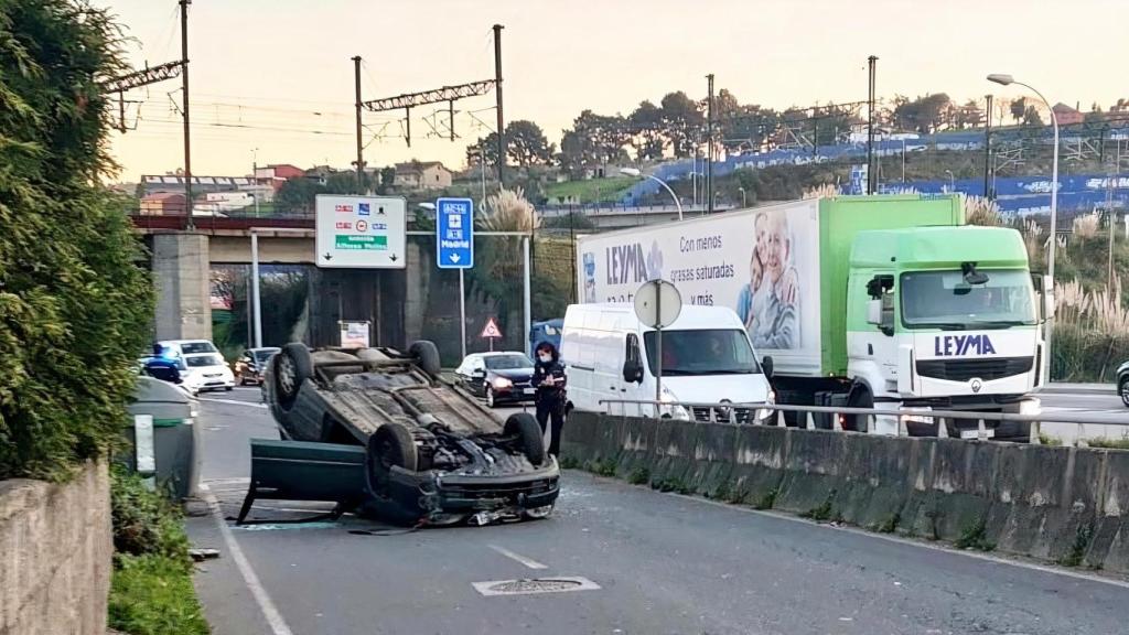 Evacuado al CHUAC tras sufrir un accidente en la avenida San Cristóbal de A Coruña