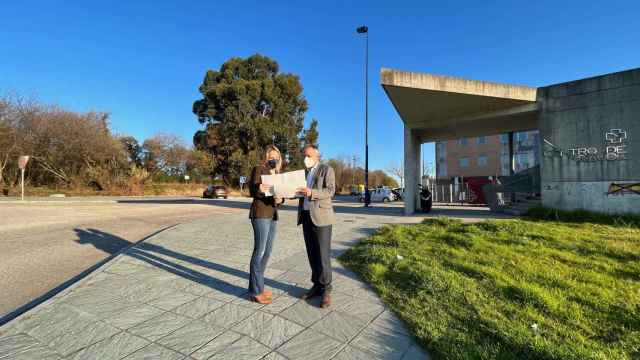 La delegada territorial en Vigo y el director do Instituto Galego de Vivenda e Solo (IGVS) en Navia.