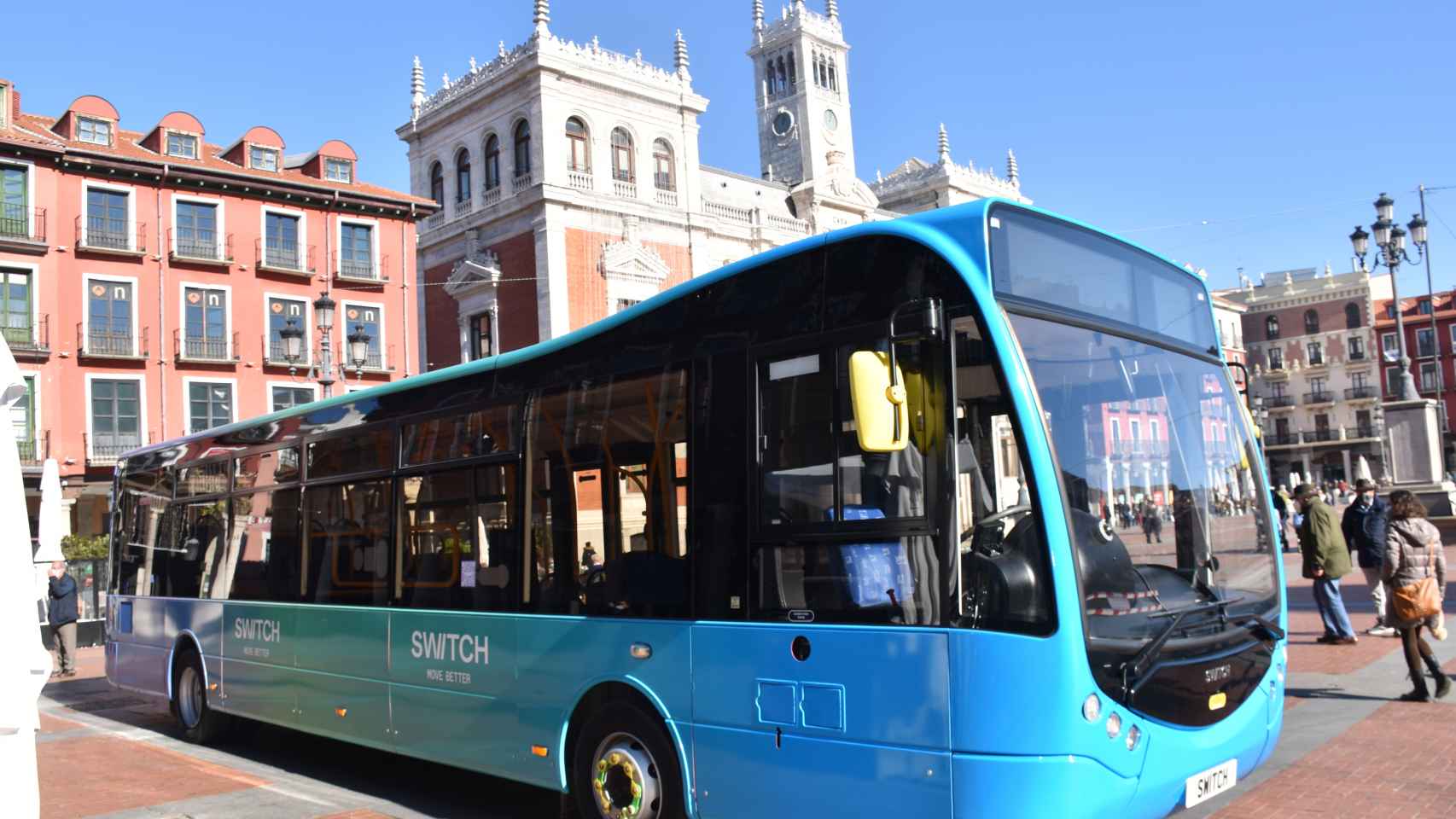 Uno de los autobuses eléctricos de Switch Mobility, en la plaza mayor de Valladolid