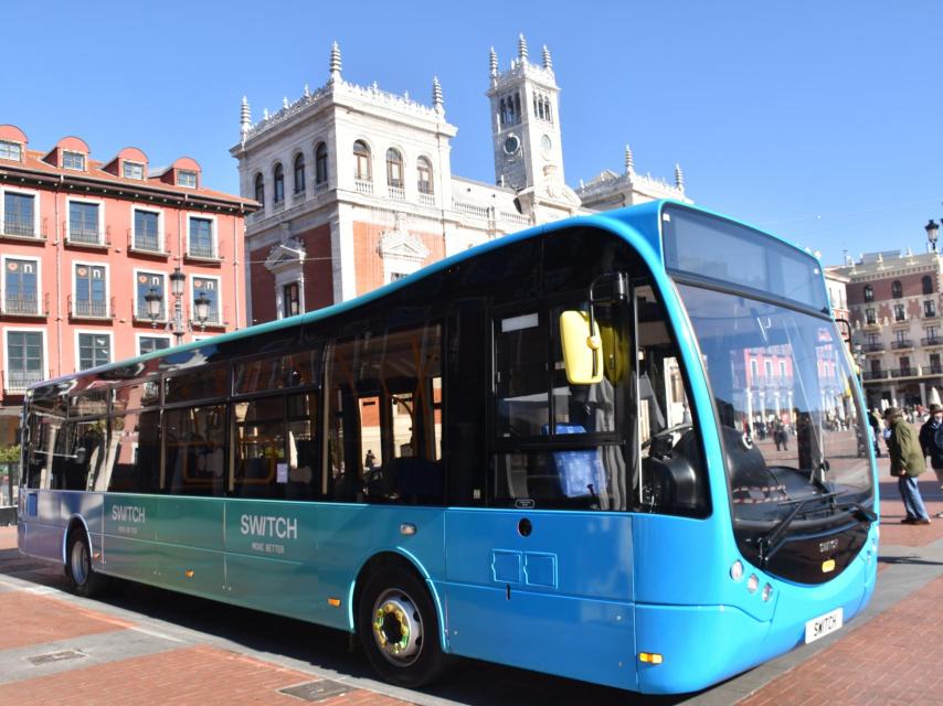 Uno de los autobuses eléctricos de Switch Mobility, en la plaza mayor de Valladolid