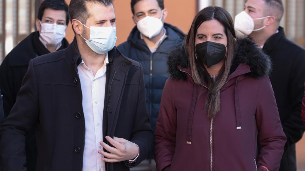 Luis Tudanca junto a Nuria Rubio en su visita a León