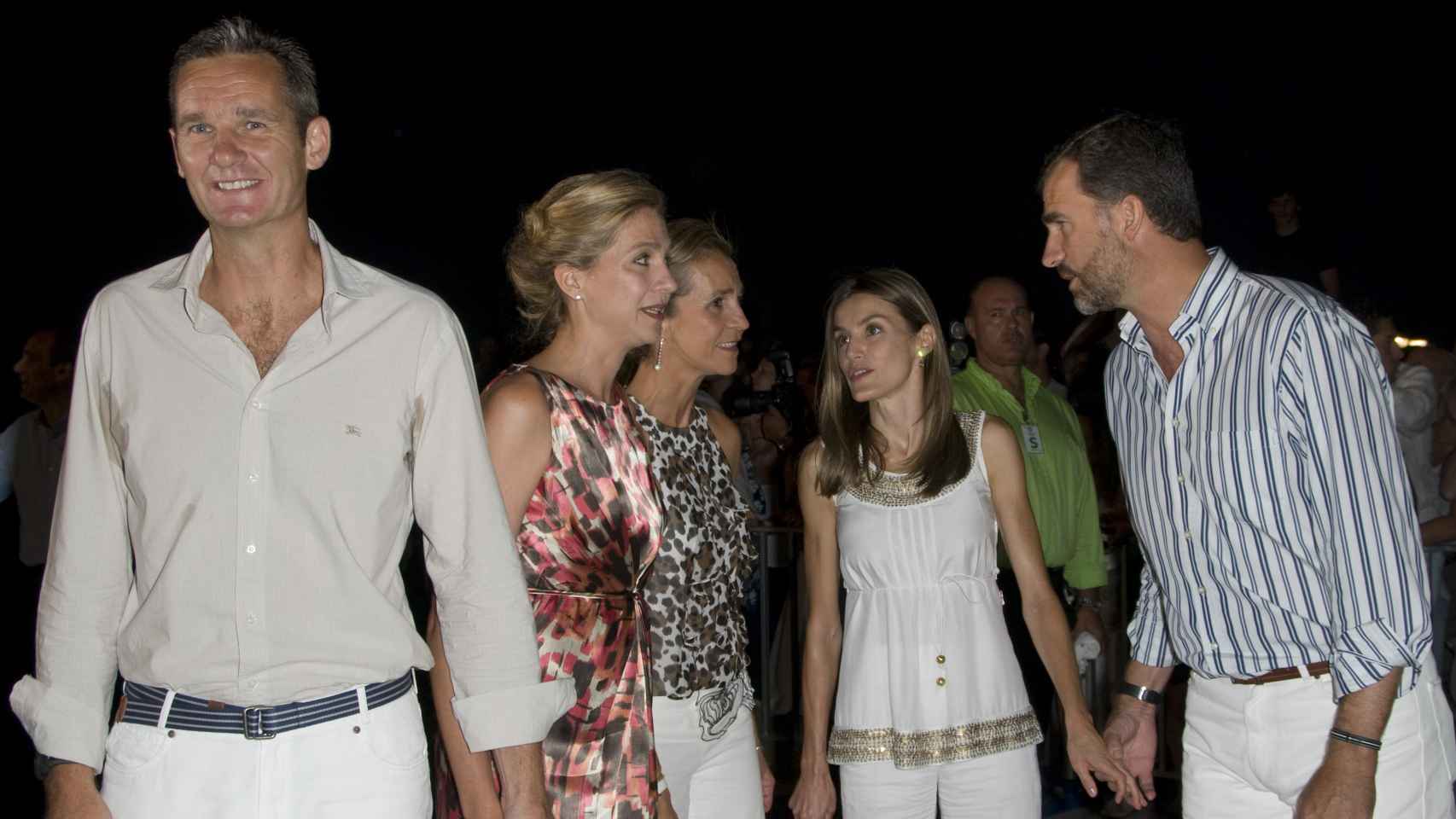 Felipe, Letizia, Iñaki, Cristina y Elena en el verano de 2010 en Palma, momentos antes de que estallase el caso Nóos que acabaría con la infanta en el banquillo y con Urdangarin en prisión.