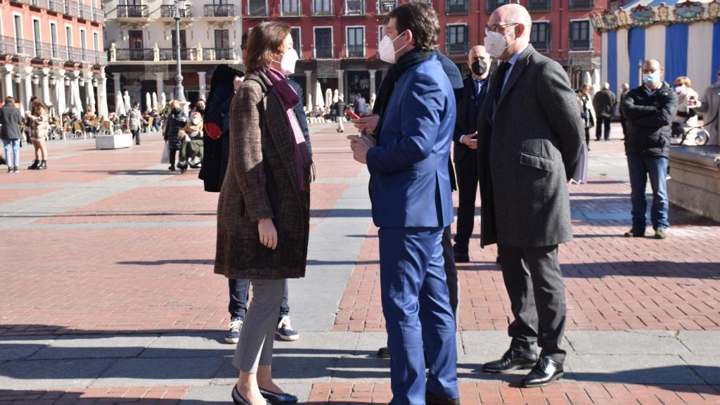 Fernández Mañueco, presidente de la Junta, recibe en Valladolid a la ministra de Inudstria, Reyes Maroto