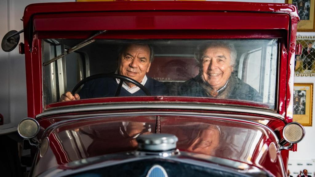 Los del Río tienen un Chevrolet antiguo en su estudio de grabación.