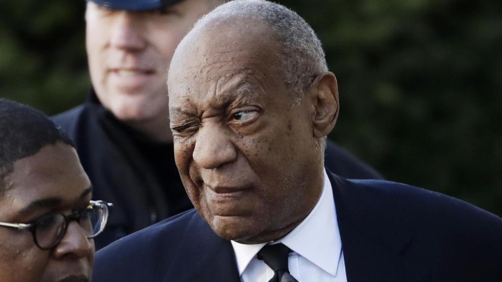 Bill Cosby antes de entrar a declarar al juzgado.