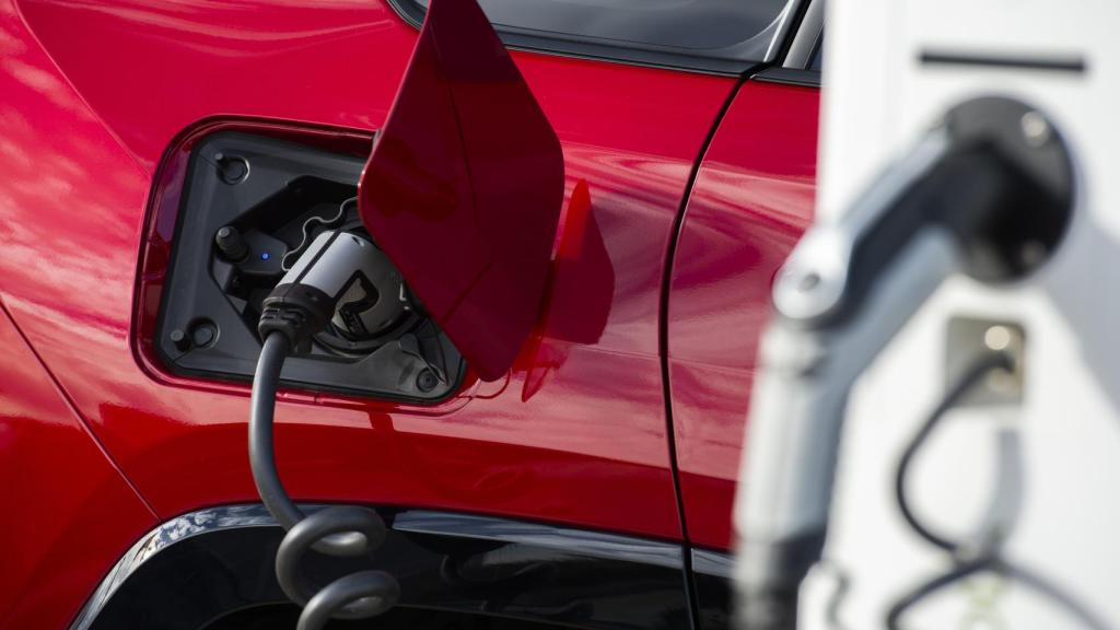 El consumo de un coche eléctrico suele rondar entre los 16 y los 20 kWh cada 100 kilómetros.