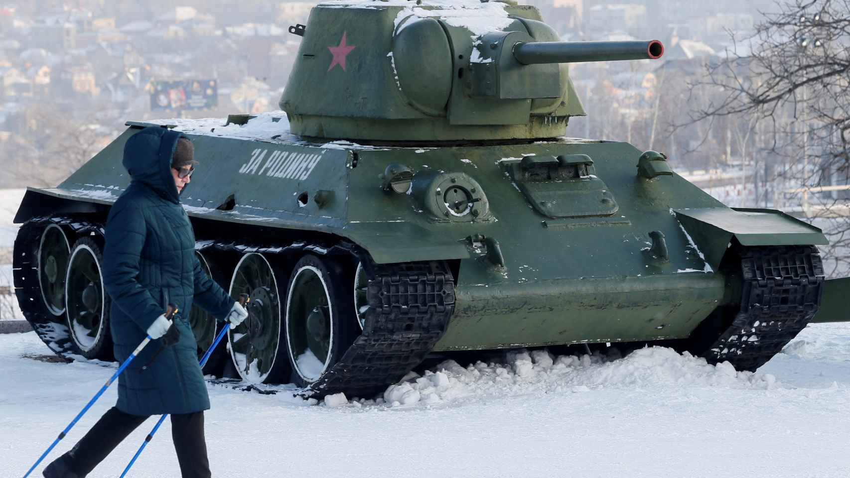Una mujer pasea junto a un tanque T-34 en Donetsk.