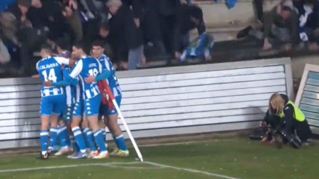 Momento en el que se cae la grada con el gol del Deportivo de La Coruña