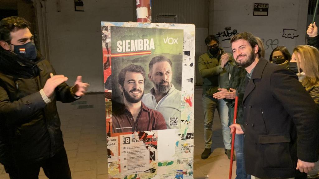 García-Gallardo tras la pegada de carteles con la que arranca la campaña electoral