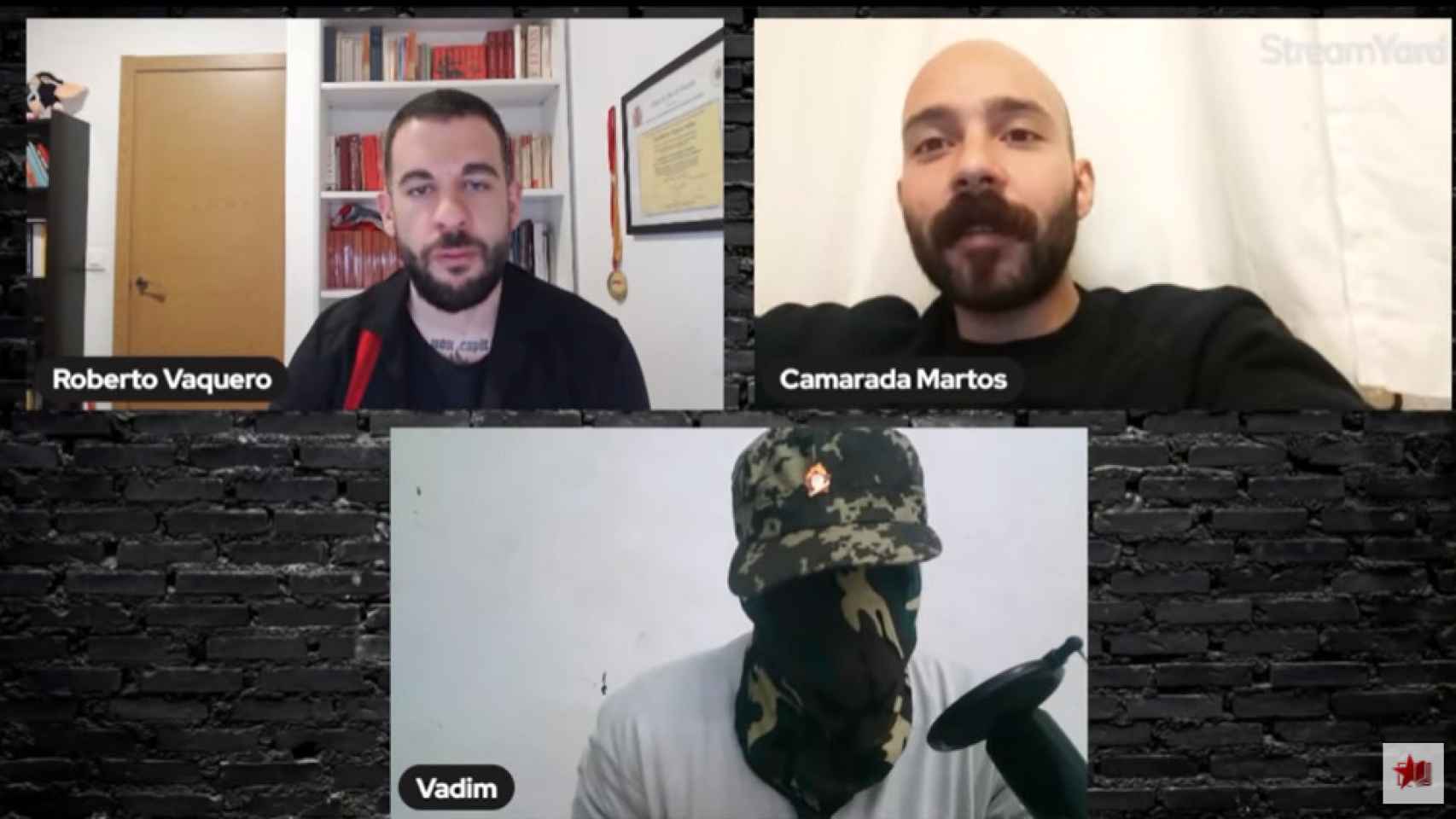 Vadim, con la cara tapada, en conversación con el líder de Frente Obrero, Roberto Vaquero, y el voluntario en Siria Álvaro Martos.