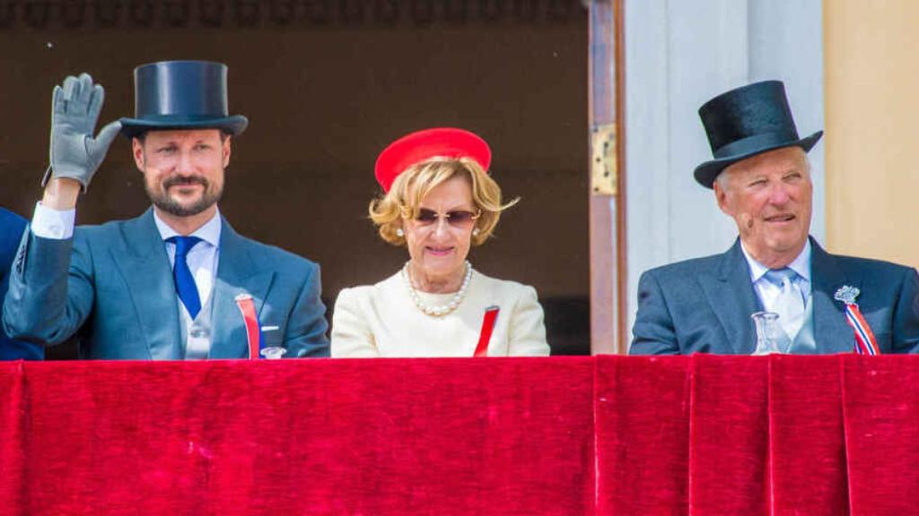 La reina Sonia y el rey Harald junto a su hijo Haakon.