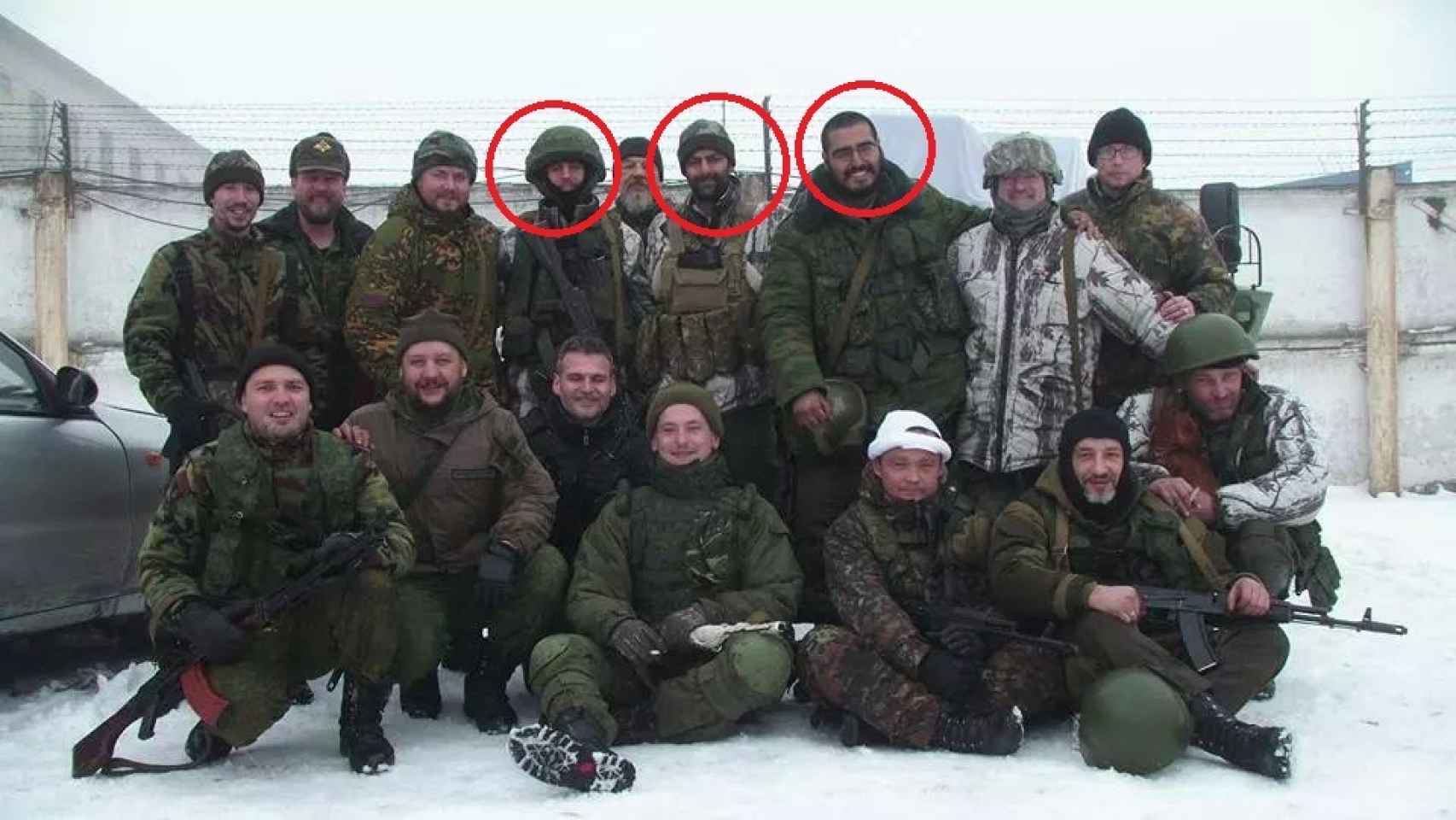 De izquierda a derecha, los combatientes 'antifa' españoles Adrià Irigoyen y Sergio Becerra junto a un tercero y otros miembros de la Brigada Prizrak, al Este de Ucrania a finales de 2014.