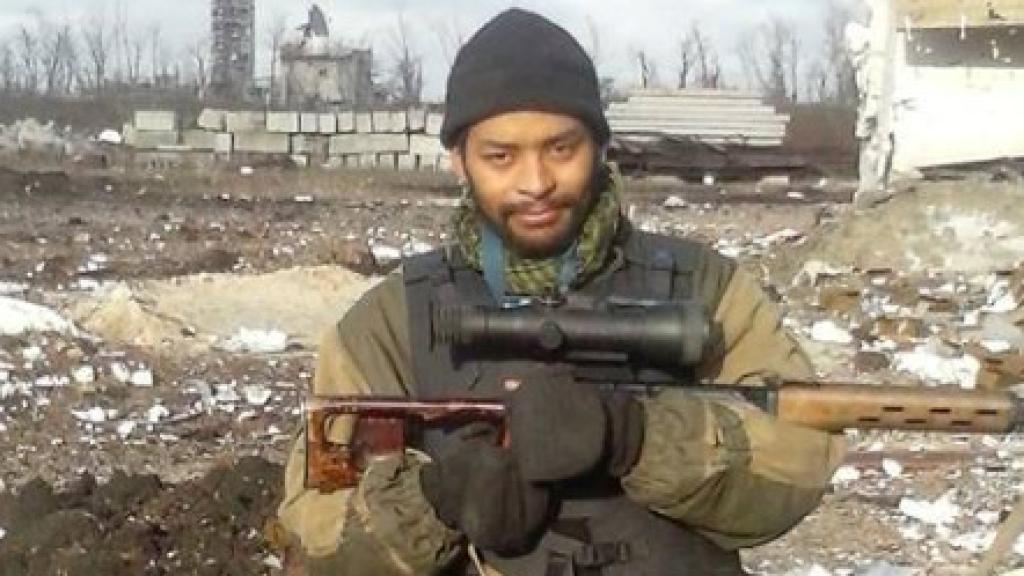 El colombiano Alexis Castillo posando con un rifle francotirador en la guerra del Donbás.