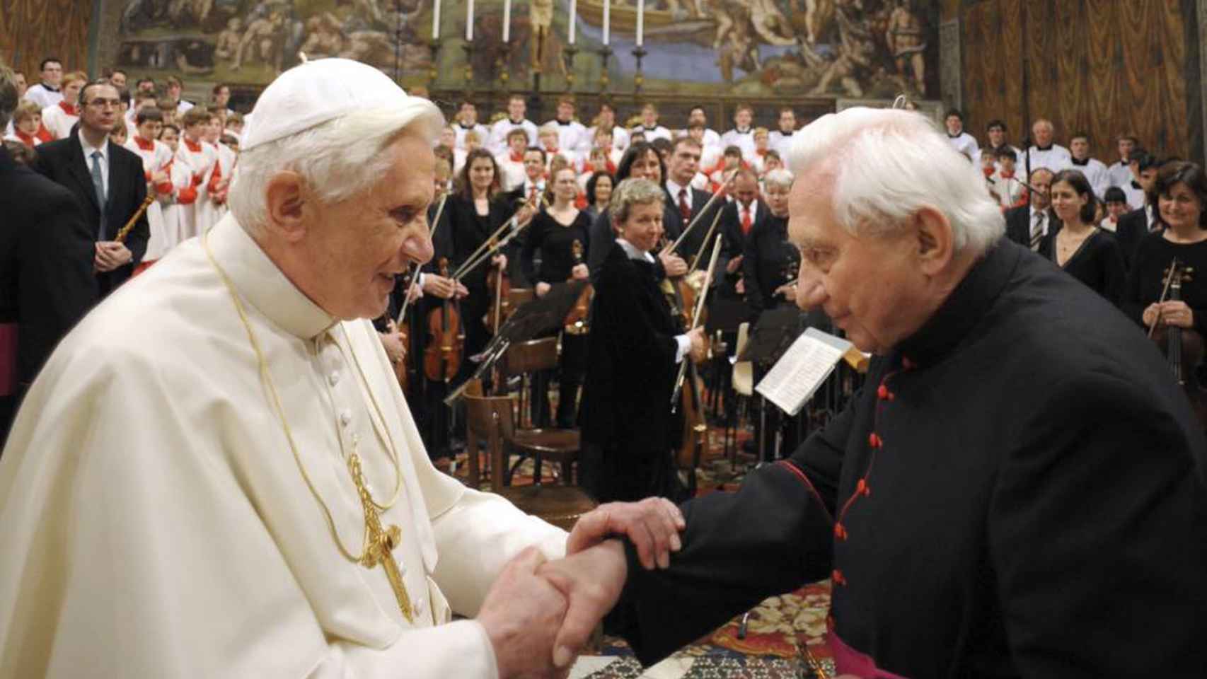 Benedicto XVI saluda a su hermano Georg ante el coro de los Gorriones en el Vaticano en 2009.