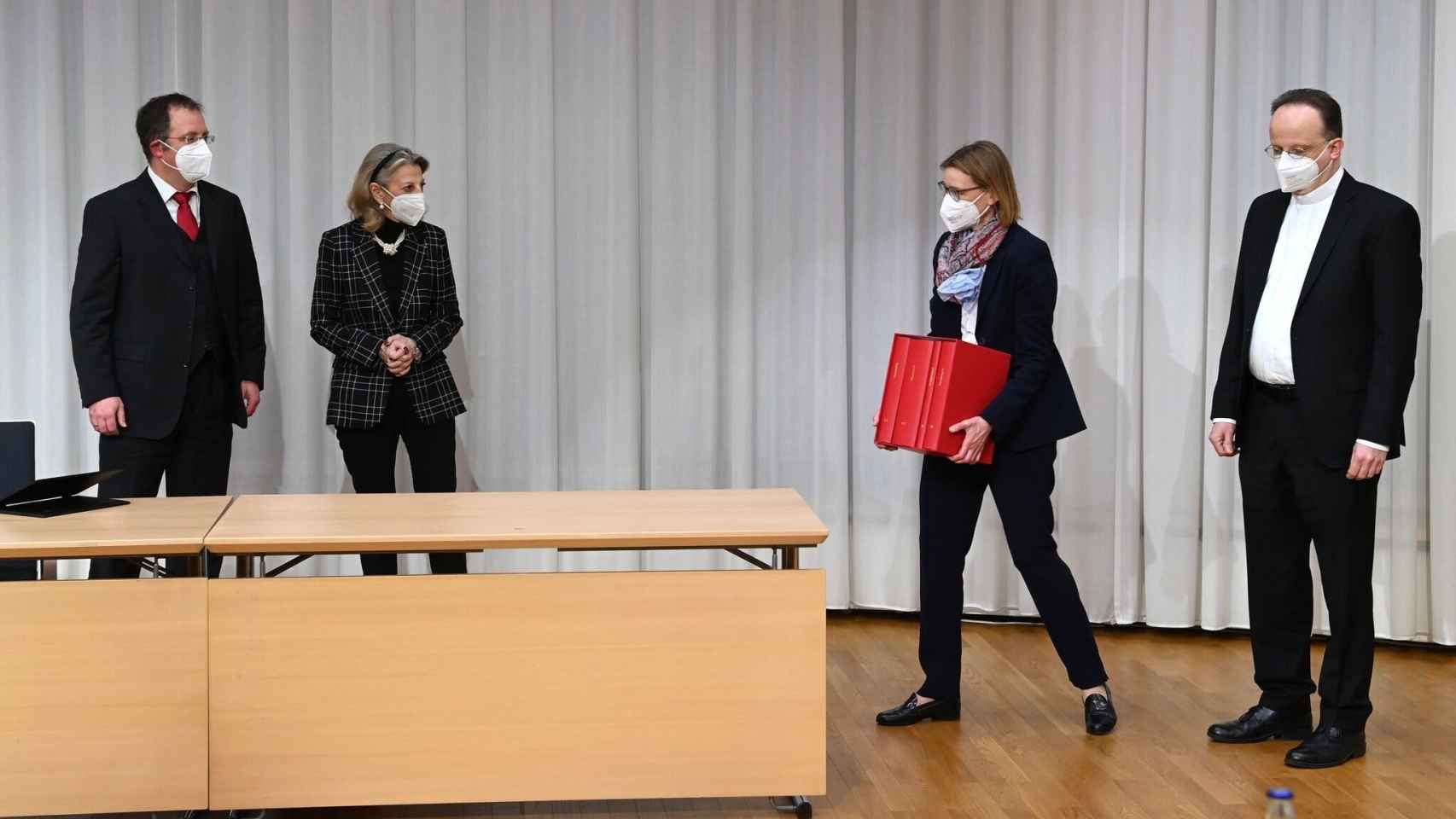 Stephanie Herrmann, directora de la Archidiócesis de Múnich-Frisinga, con documentos sobre las alegaciones de abuso sexual.